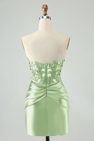 Vestido de cóctel ahuecado sin tirantes ajustado verde brillante con encaje
